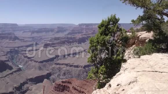 亚利桑那大峡谷缩小到峡谷底部的科罗拉多河视频的预览图