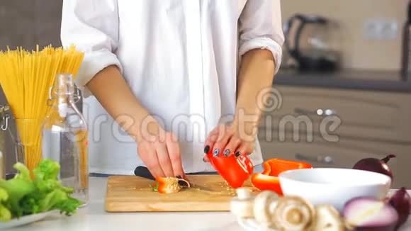 一名年轻女子在厨房切菜视频的预览图