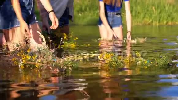 纪念伊万库帕拉女孩和女人在水上敬献花圈民间传统视频的预览图