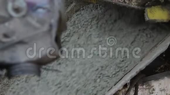 从搅拌车将新鲜水泥混合物卸入混凝土喷雾器视频的预览图