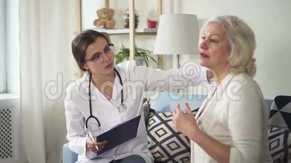 医生在她家看望生病的老年妇女视频的预览图