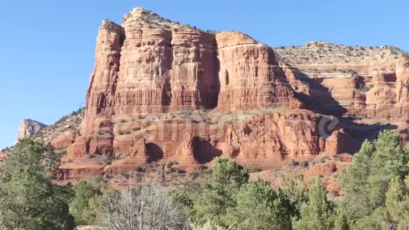 亚利桑那州塞多纳一个横跨城堡岩的平底锅有树木和沙漠景观视频的预览图