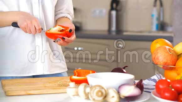 一名年轻女子在厨房切菜视频的预览图
