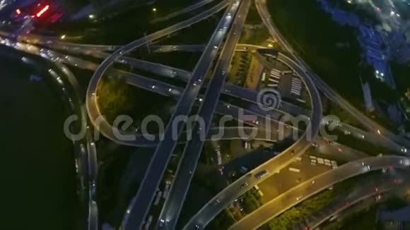 夜间在天桥上的空中交通镜头视频的预览图