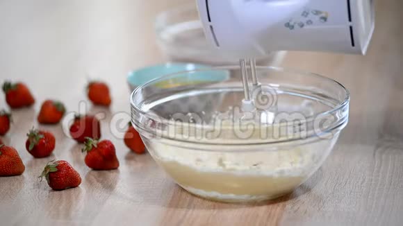 在面糊里加鸡蛋搅拌面糊特写烹饪过程烘焙自制蛋糕甜点视频的预览图