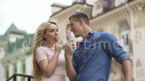男女双方都爱吃冰淇淋互相看着对方嬉戏视频的预览图