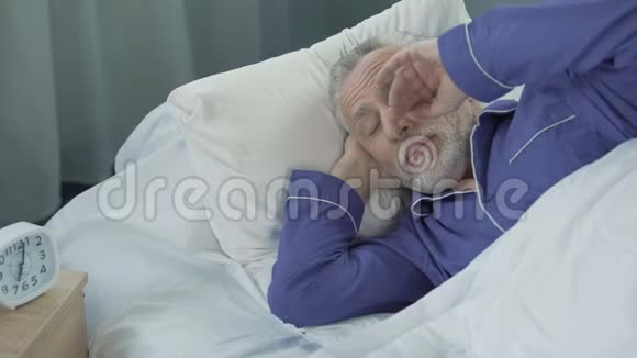 在舒适的健康睡眠后老人醒来时很活跃精力充沛视频的预览图
