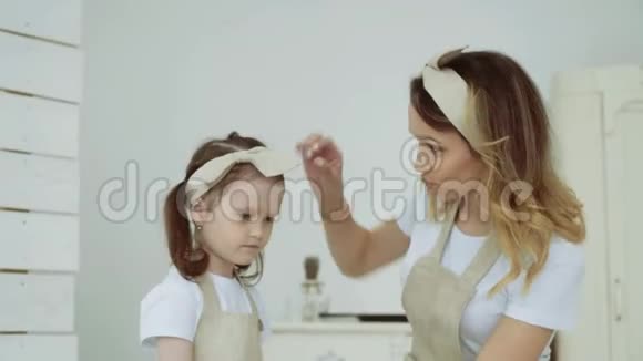 一个带着她妈妈饼干的小女孩小女孩在吃煎饼视频的预览图