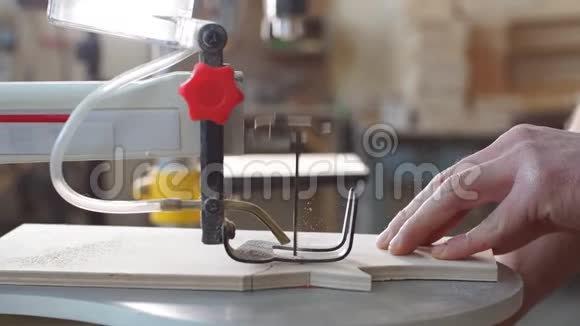 熟练木匠在工作中使用新技术的图片视频的预览图