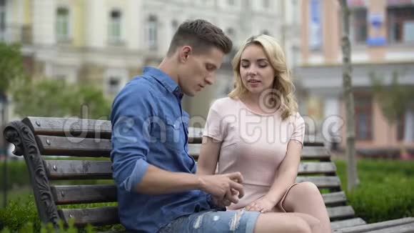 向女朋友求婚拒绝结婚失望视频的预览图