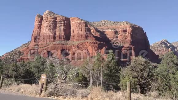 亚利桑那州塞多纳塞多纳城堡岩石被沙漠景观包围视频的预览图
