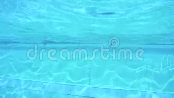 两个孩子在游泳池潜水的水下镜头视频的预览图