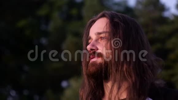 一幅长着长发长胡子的年轻男子的肖像视频的预览图
