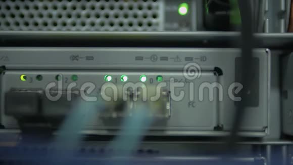 服务器机架上闪烁的绿灯视频的预览图