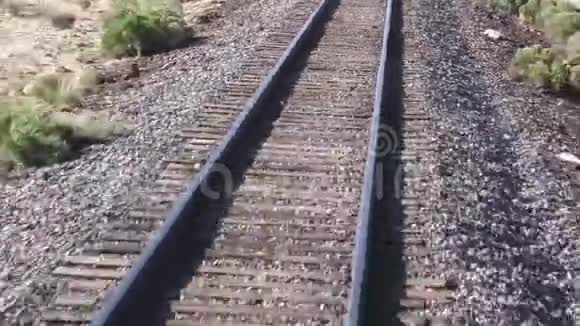 亚利桑那州大峡谷从大峡谷铁路的后面可以看到更近的铁轨视频的预览图