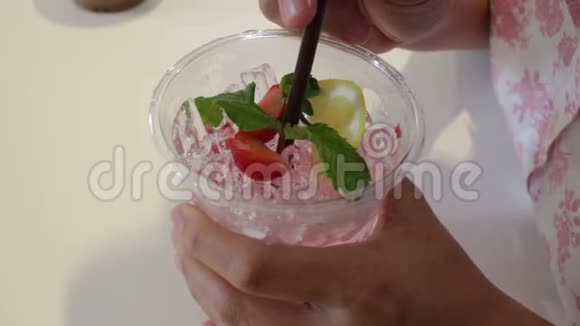 女人喜欢喝冰镇混合浆果鸡尾酒视频的预览图