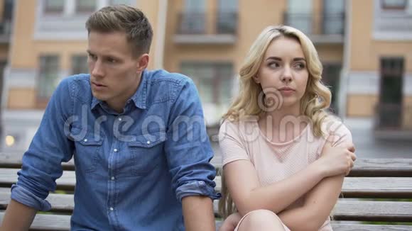 女朋友和男朋友坐在一起生气夫妻吵架视频的预览图