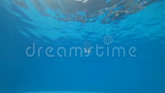 快乐的雌性开放的眼睛在水下缓慢运动在夏天的背景泡泡上游泳视频的预览图