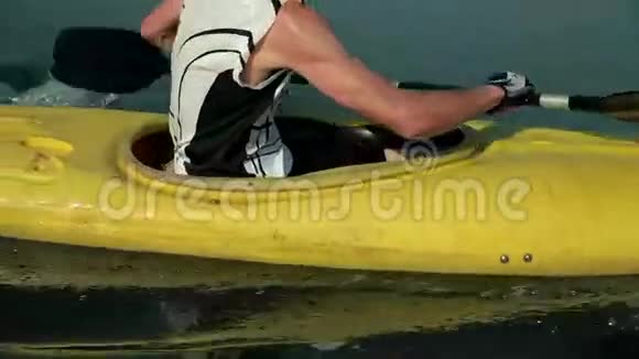 在皮划艇上划艇视频的预览图