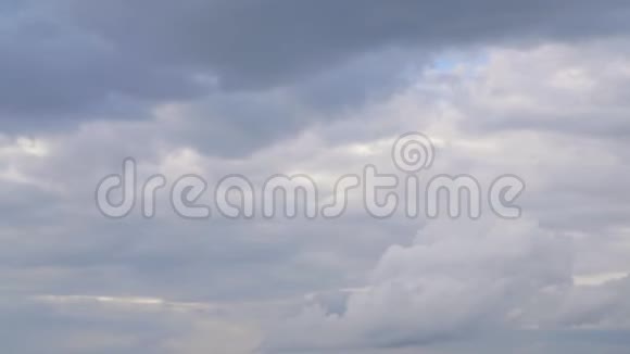 阴沉的天空中飘着灰色的云暴风雨前乌云密布的天空视频的预览图