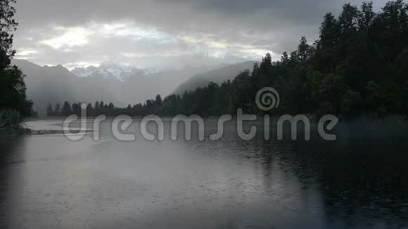 郁郁葱葱的云景和强烈的雨水笼罩着马特森湖视频的预览图