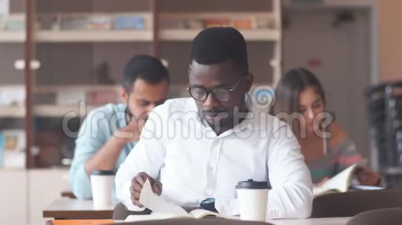 非裔美国男大学生在图书馆准备考试视频的预览图