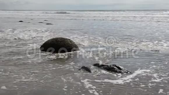 莫拉基巨石海浪和新西兰空海滩视频的预览图