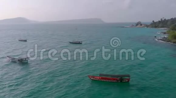 柬埔寨KohRong岛码头停泊的渔船视频的预览图