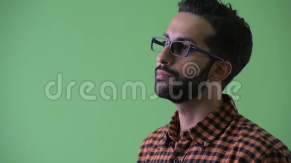 特写镜头看到快乐的年轻留胡子的波斯时髦男人视频的预览图