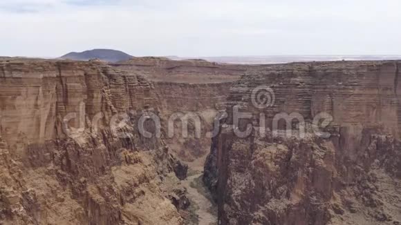 亚利桑那州小科罗拉多峡谷缩小到干燥的小科罗拉多河河床视频的预览图