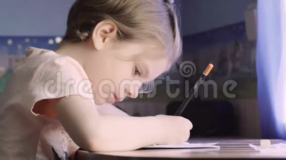 小女孩写作和画画做作业可爱的女孩视频的预览图