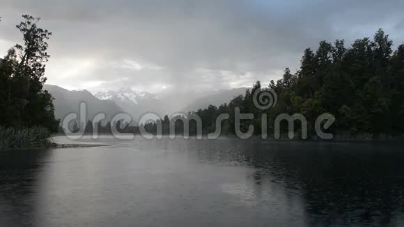 郁郁葱葱的云景和强烈的雨水笼罩着马特森湖视频的预览图