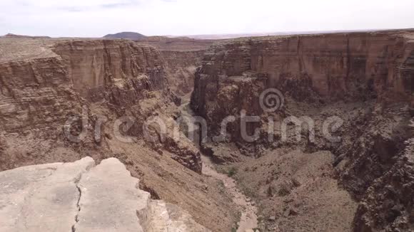 亚利桑那小科峡谷小科峡谷底部与干燥河床的景色视频的预览图