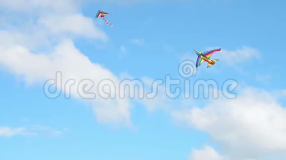 两只风筝在蓝天上飞翔视频的预览图