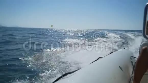 充气船在海上高速航行从船上看视频的预览图