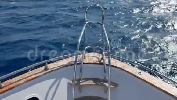 游艇船或船的鼻弓解剖蓝色海浪4k视频的预览图