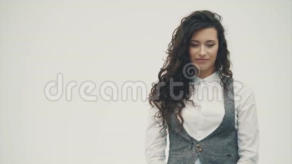 微笑的商务女性穿着白色衬衫在白色背景上真诚地微笑视频的预览图