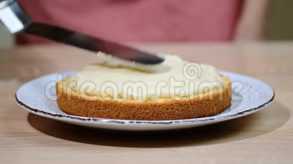 女士糖果用奶油奶油香草奶油做海绵蛋糕视频的预览图