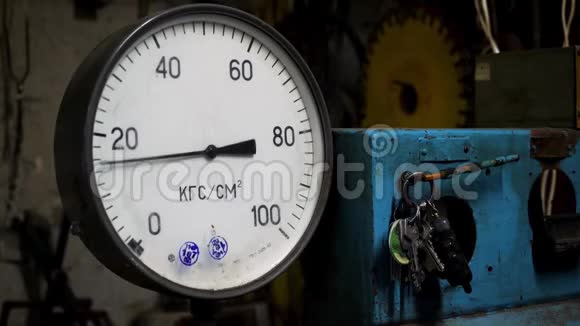 关闭压力表测量仪器在工厂带有摇摆箭头和一串钥匙的压力计视频的预览图