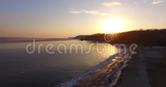 海参崴的玻璃海滩和漂亮的彩色玻璃视频的预览图