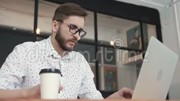 有人在办公室工作手提电脑喝咖啡视频的预览图