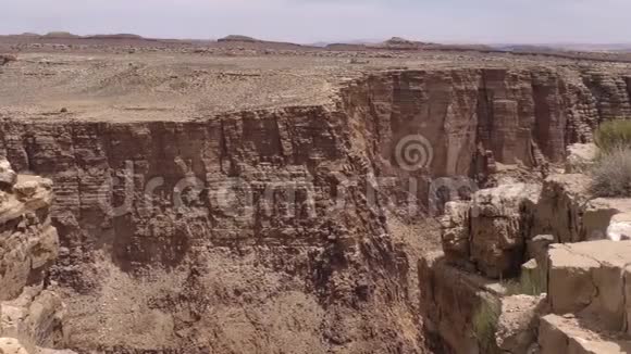 亚利桑那小科罗拉多峡谷一个平底锅穿过对面的墙穿过薄薄的裂缝视频的预览图