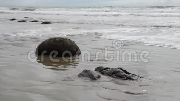 莫拉基巨石海浪和新西兰空海滩视频的预览图