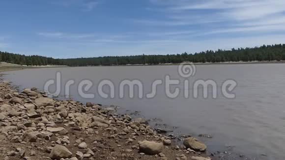 亚利桑那玛丽湖玛丽湖玛丽湖岸边和岩石上的近水视频的预览图