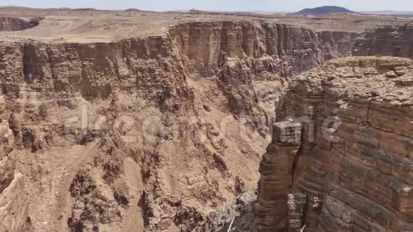 亚利桑那州小科罗拉多峡谷一个横跨对面墙壁的平底锅显示各种岩层视频的预览图