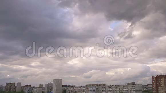 笼罩天空乌云笼罩摩天大楼和公寓楼视频的预览图