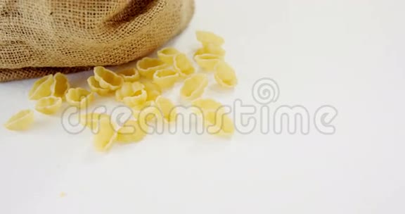 在麻袋里放生的意大利面食视频的预览图