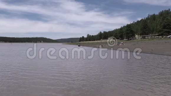 亚利桑那州玛丽湖人们在上玛丽湖海滩享受温暖的一天视频的预览图
