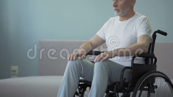 健康康复中心轮椅上受伤的男子希望能再次行走视频的预览图