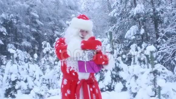 圣诞老人在冬天的森林里送礼物视频的预览图